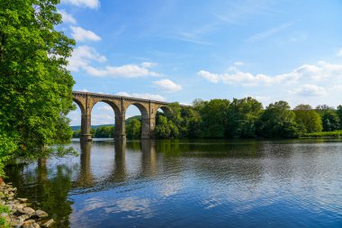 Ruhr Viaduct, Herdecke yakınlarında. Tarihi bir köprüye ve Ruhr bölgesindeki doğaya sahip bir manzara..