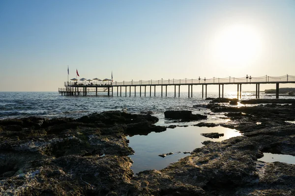 Türk Reviera 'sında Akdeniz kıyısında bir plaj. Türkiye 'de Alanya yakınlarındaki sahil.