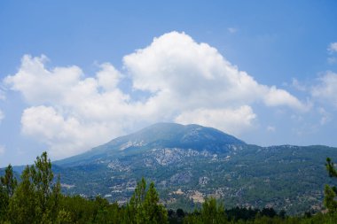 Türkiye 'deki Taurus Dağları manzarası. Dağları ve vadileri olan yeşil bir manzara..
