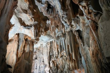 Türkiye 'de Alanya yakınlarında cüce sarkıt mağarası.