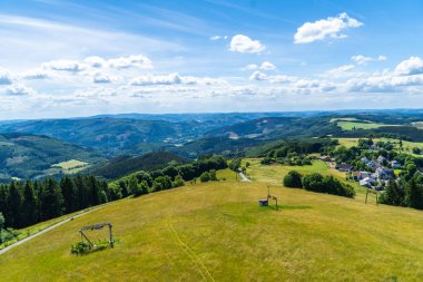 Sauerland, Schomberg 'deki manzara. Lennegebirge 'de Sundern yakınlarında ormanları ve yürüyüş patikaları olan doğa..