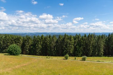 Sauerland, Schomberg 'deki manzara. Lennegebirge 'de Sundern yakınlarında ormanları ve yürüyüş patikaları olan doğa..