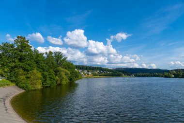 Sauerland 'deki Sorpesee manzarası. Göl ve ormanlı bir manzara. Sundern yakınlarındaki İdealist doğa.