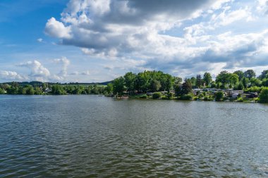 Sauerland 'deki Sorpesee manzarası. Göl ve ormanlı bir manzara. Sundern yakınlarındaki İdealist doğa.