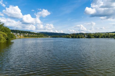 Sauerland 'deki Sorpesee manzarası. Göl ve ormanlı bir manzara. Sundern yakınlarındaki İdealist doğa.