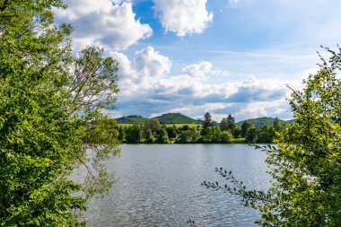 Sauerland 'deki Sorpesee manzarası. Göl ve ormanlı bir manzara. Sundern yakınlarındaki İdealist doğa.