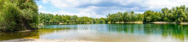 Schwetzingen yakınlarında balık tutma gölü. Çevresini saran temiz göl..