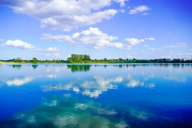 Rhineland-Palatinate 'de Neuhofen ve Waldsee yakınlarında yüzen Schlicht Gölü. Yazın göl manzarası ve çevresindeki doğa..