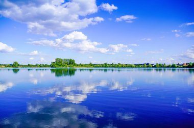 Rhineland-Palatinate 'de Neuhofen ve Waldsee yakınlarında yüzen Schlicht Gölü. Yazın göl manzarası ve çevresindeki doğa..