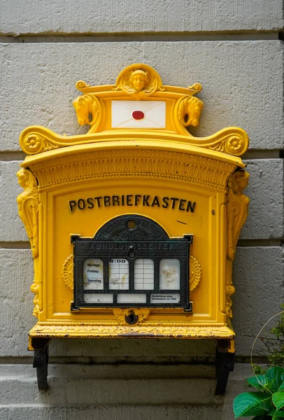 旧的黄色邮筒 — 图库照片