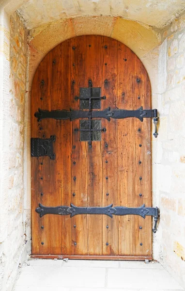 Παλιά Ξύλινη Πόρτα Στρογγυλή Καμάρα Και Μεταλλική Διακόσμηση Αντίκα Πόρτα — Φωτογραφία Αρχείου