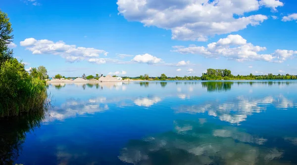 Rhineland-Palatinate 'de Neuhofen ve Waldsee yakınlarında yüzen Schlicht Gölü. Yazın göl manzarası ve çevresindeki doğa..