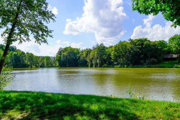 stock image Beuerbacher See near Beuerbach. Pond with surrounding nature in Hesse. Landscape at the lake.