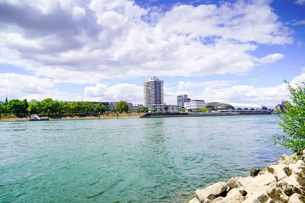 Ren kıyısından Ludwigshafen manzarası.