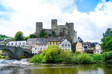 Runkel Kalesi 'nde. Lahn 'daki eski şatoda eski bir taş köprü var. Tarihi binalarla dolu nehir manzarası.