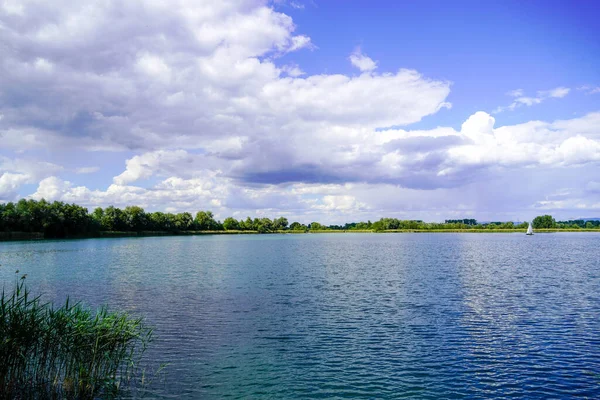 Ehrlichsee, Oberhausen-Rheinhausen yakınlarında. Yazın etrafını çevreleyen göl.