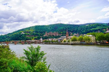 Heidelberg 'in kalesi ve Neckar' daki eski köprüsü manzarası..