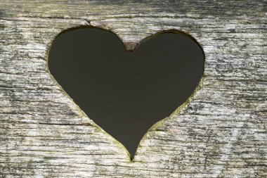Ahşap oyma kalp.