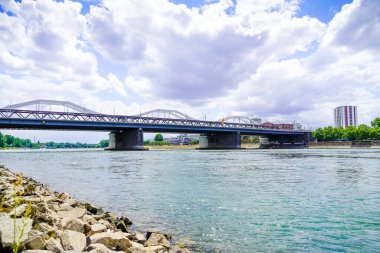 Ludwigshafen yakınlarındaki Ren 'de Konrad Adenauer Köprüsü.