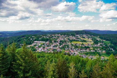 Baden-Wuerttemberg 'deki Wilhelmsfeld yakınlarındaki panoramik manzara. Dağları ve ormanları olan yeşil doğa.