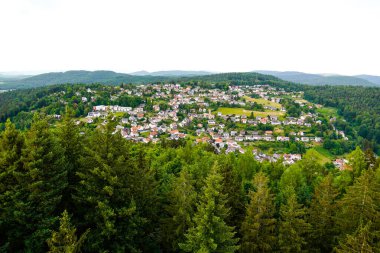 Baden-Wuerttemberg 'deki Wilhelmsfeld yakınlarındaki panoramik manzara. Dağları ve ormanları olan yeşil doğa.