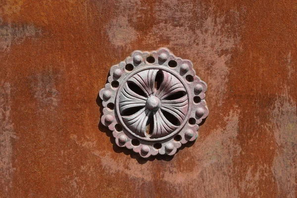 Metallisches Ornament Form Einer Blume Auf Rostigem Hintergrund — Stockfoto