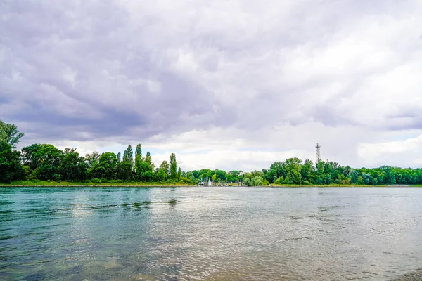 Ren, Schwetzingen yakınlarında. Nehir doğayla iç içe..