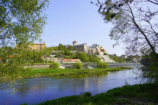 Saale 'deki Bernburg Kalesi. Bernburg 'daki Rönesans Kalesi, Saksonya-Anhalt.
