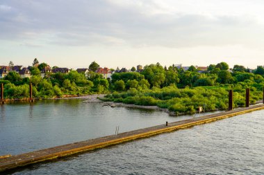 Wehrsteg Wieblingen 'den Neckar ve Heidelberg manzarası. Weir Neckar 'da. Yaya ve bisiklet yolu.