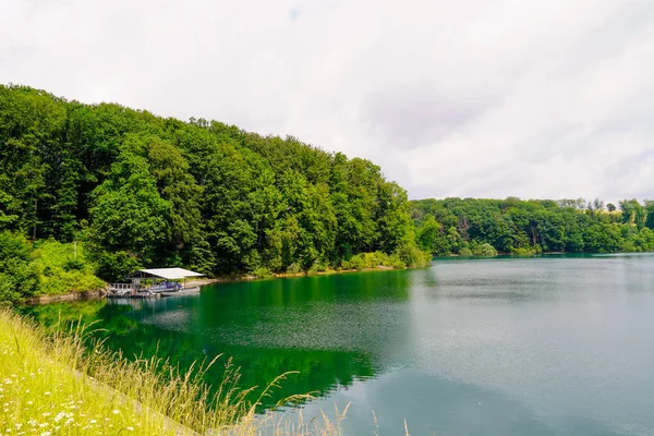 Siegburg yakınlarında Wahnbachtalsperre. Göle ve doğaya bakan baraj..