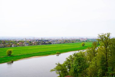 Elbe kıyısında Dresden 'in panoramik manzarası