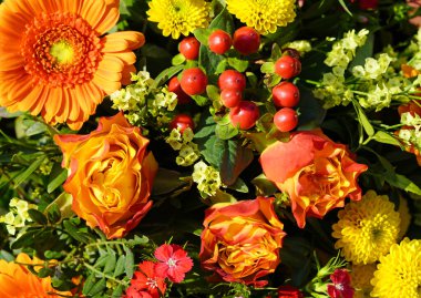 Sarı, kırmızı ve turuncu çiçekli buket. Çiçek arka planı.