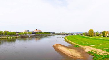 Elbe kıyısında Dresden 'in panoramik manzarası