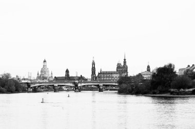 Elbe kıyısından Dresden şehrinin manzarası.