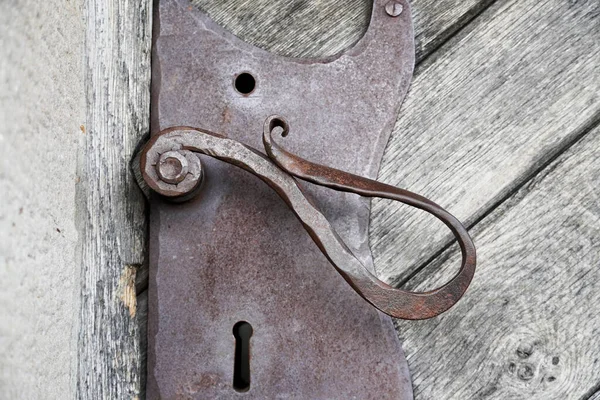 Stare Kute Metalowe Klamki Drewnianych Drzwiach Zabytkowego Zamku — Zdjęcie stockowe