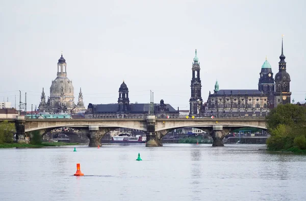 Elbe kıyısından Dresden şehrinin manzarası.