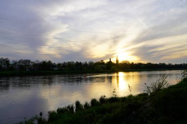 Dresden yakınlarındaki Elbe 'de gün batımı. Akşamları manzara.