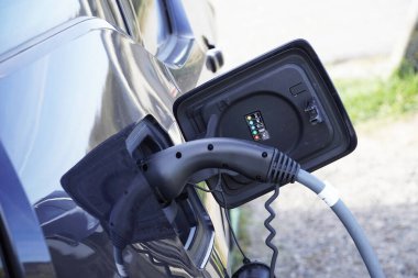 Elektrikli arabalar için şarj istasyonu. Şarj istasyonunda elektrikli araca şarj oluyor..