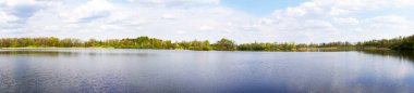 Aşağı büyük gölet Baernsdorf. Moritzburg, Saksonya yakınlarındaki manzaralı göl. Doğa rezervinde rezervuar.