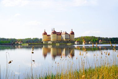 Kale gölü olan Moritzburg Kalesi. Moritzburg, Dresden yakınlarındaki eski av kulübesi..