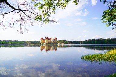 Kale gölü olan Moritzburg Kalesi. Moritzburg, Dresden yakınlarındaki eski av kulübesi..