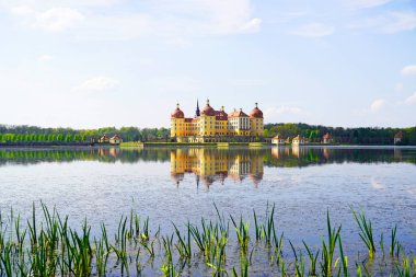 Kale gölü olan Moritzburg Kalesi. Moritzburg, Dresden yakınlarındaki eski av kulübesi..