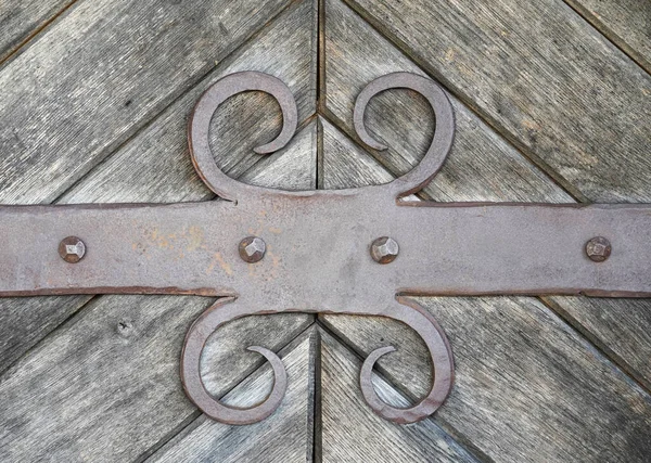 古い風化した木製のドアの金属装飾 背景画像としてのアンティーク要素 — ストック写真