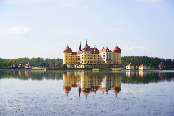 Kale gölü olan Moritzburg Kalesi. Moritzburg, Dresden yakınlarındaki eski av kulübesi..