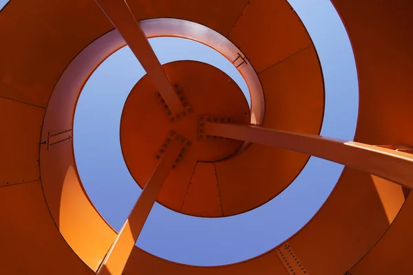 螺旋式观景台的细节 明亮的橙色和蓝色天空背景下的抽象建筑 — 图库照片