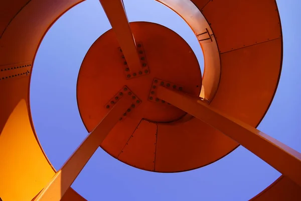 Szczegóły Platformy Widokowej Spiralnej Abstrakcyjna Architektura Jasnym Pomarańczowym Niebieskim Tle — Zdjęcie stockowe