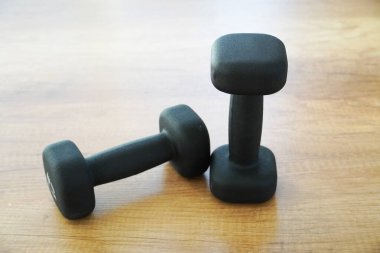 Ahşap arka planda dambıllar. Spor aktivitesi. Fitness.