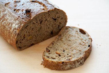 İncir ve cevizli taze ekmek..