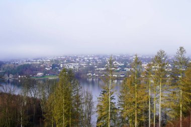 Sauerland 'deki Sorpesee manzarası.