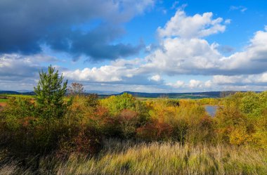 Malsfeld yakınlarındaki Goldbergsee manzarası. Eski bir linyit açık madeninde göl. Doğa koruma alanının manzarası. Ostheimer, bak..